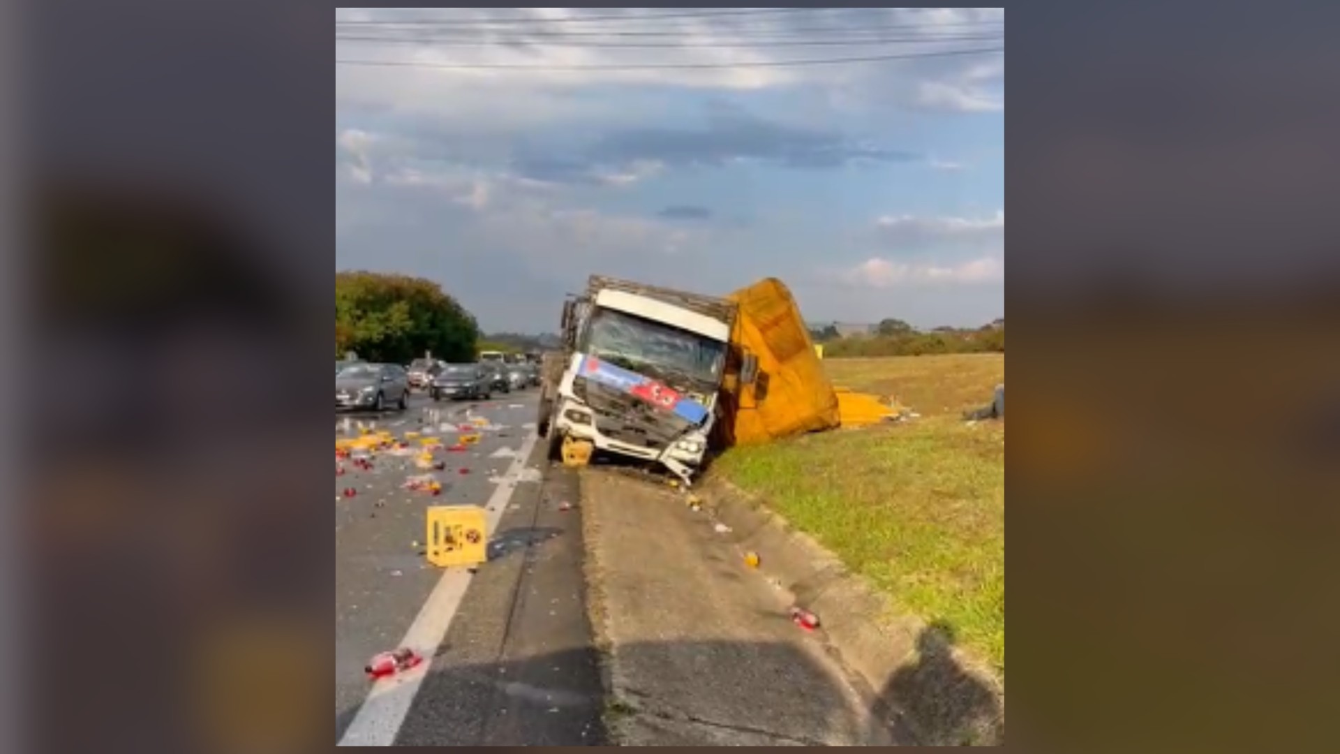 Acidente entre caminhões e carro interdita trecho da SP-75 em Sorocaba