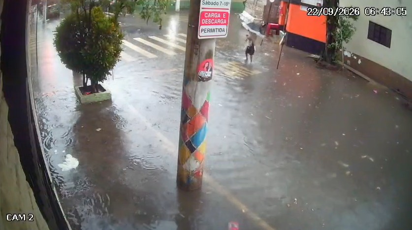 Chuva atinge SP, provoca ponto de alagamento no Centro e coloca cidade em estado de atenção durante a madrugada