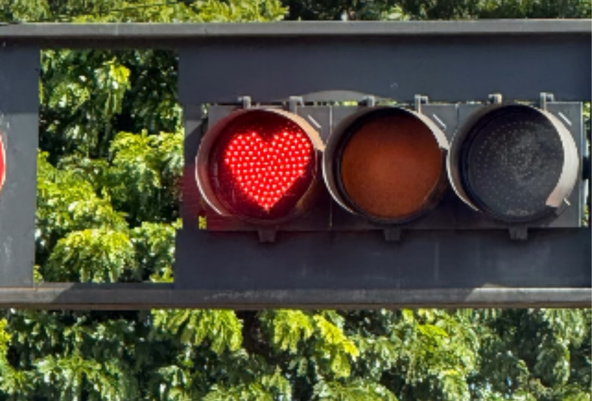Semáforos acendem corações e espalham amor no mês dos namorados em MS