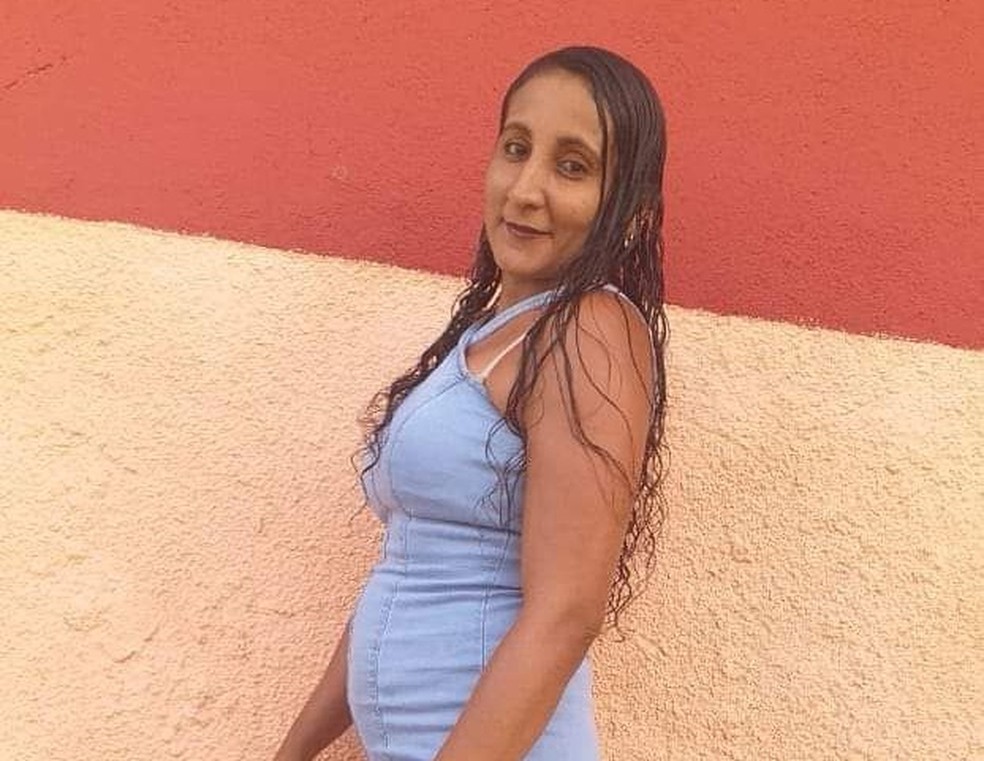 Francinete Nunes da Costa, de 38 anos, foi morta enquanto ia para o trabalaho, em Patos — Foto: Reprodução/TV Paraíba