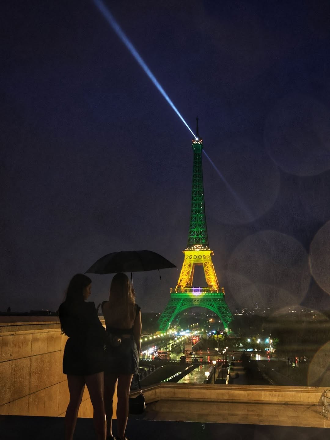 Torre Eiffel é iluminada com as cores da bandeira do Brasil; FOTOS