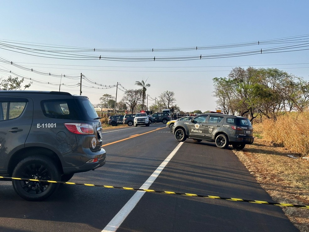 Bloqueio com viaturas da Polícia Militar na Rodovia Joaquim Ferreira entre Cajuru e Altinópolis, SP — Foto: Murilo Badessa/EPTV