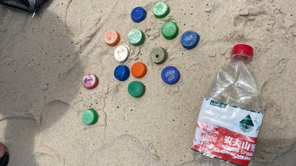 Tampinhas e garrafas de plástico encontradas em praias do Ceará têm logos de empresas que não funcionam no Brasil. — Foto: Leonardo Igor/g1