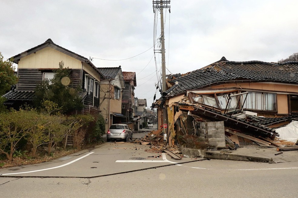 Casa parcialmente destruída na cidade de Wajima, no oeste do Japão, após terremoto de magnitude 7,6 atingir a região, em 1º de janeiro de 2024. — Foto: Yusuke FUKUHARA / Yomiuri Shimbun via AFP