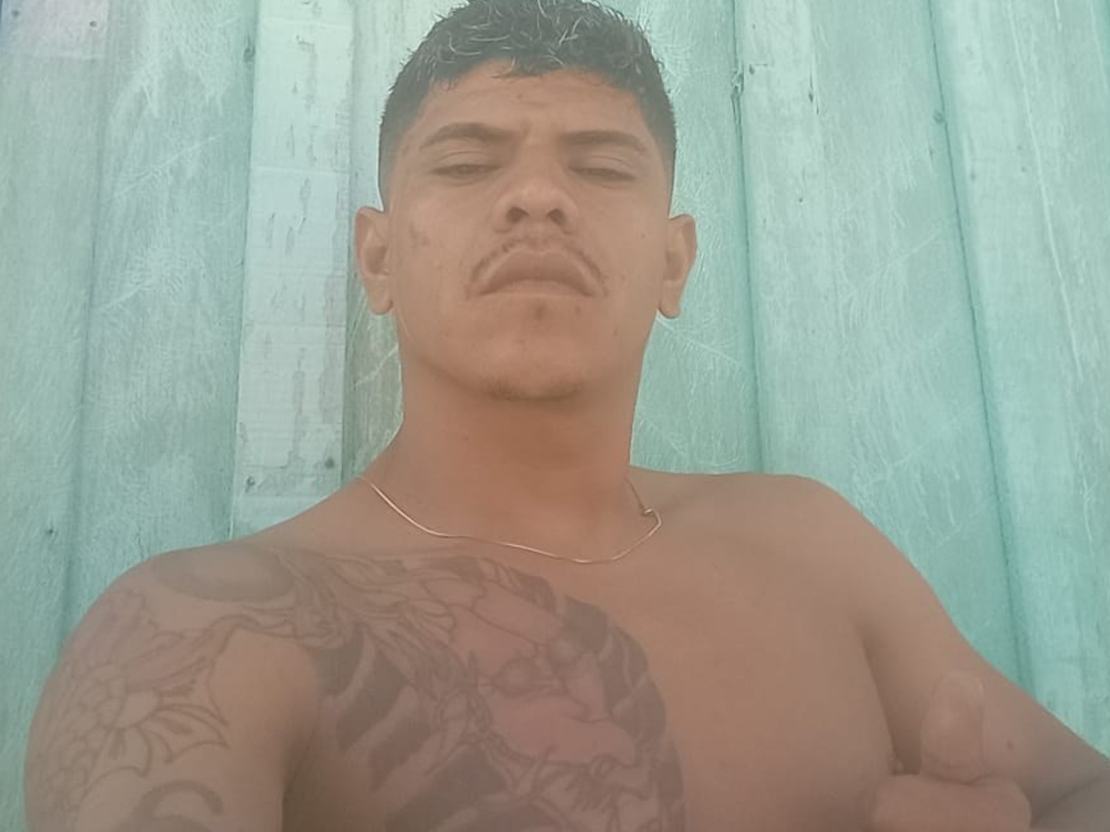 Homem é morto a tiros e facadas dentro de casa no interior do Acre