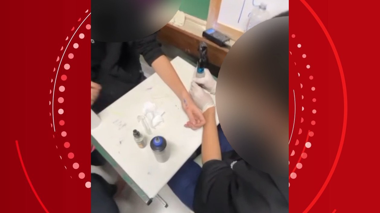 VÍDEO: aluno usa equipamento de tatuagem dentro de sala de aula, em colégio cívico-militar do Paraná
