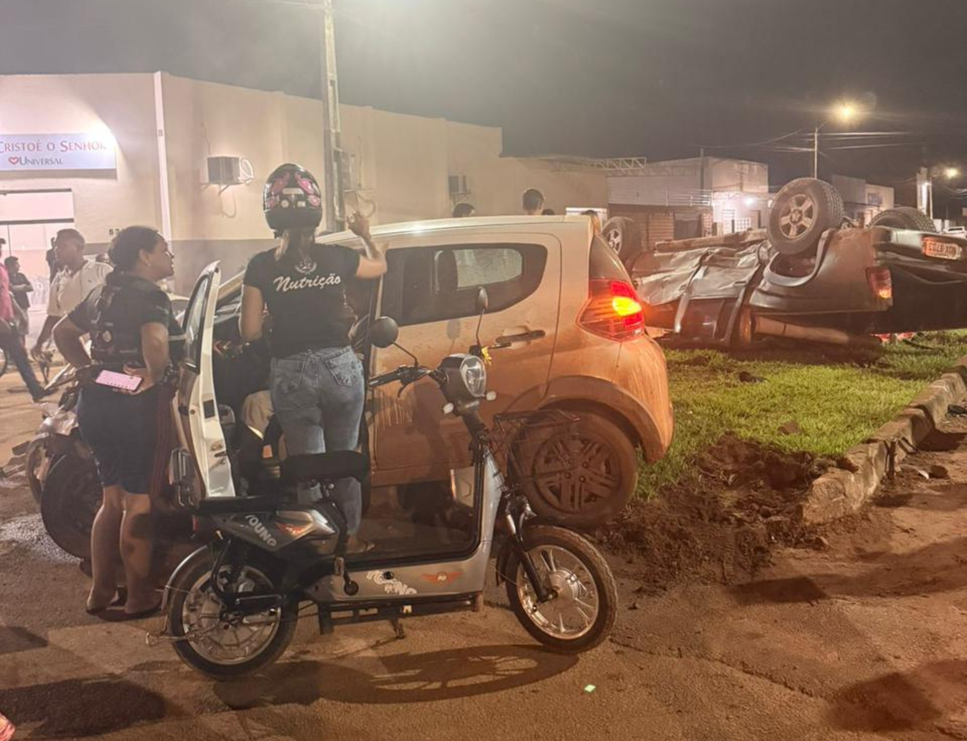 Estudante em caminhonete invade preferencial, bate em carro e pneu atinge adolescente na zona Oeste