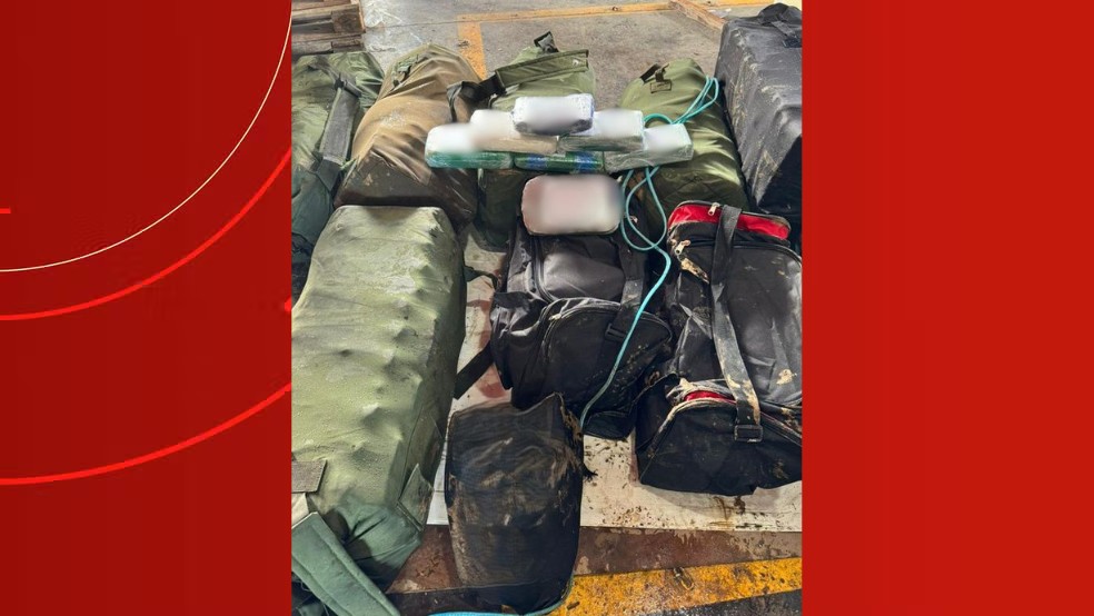 Quase 300 kg de drogas são apreendidos em porões de embarcação na fronteira da Colômbia com o AM