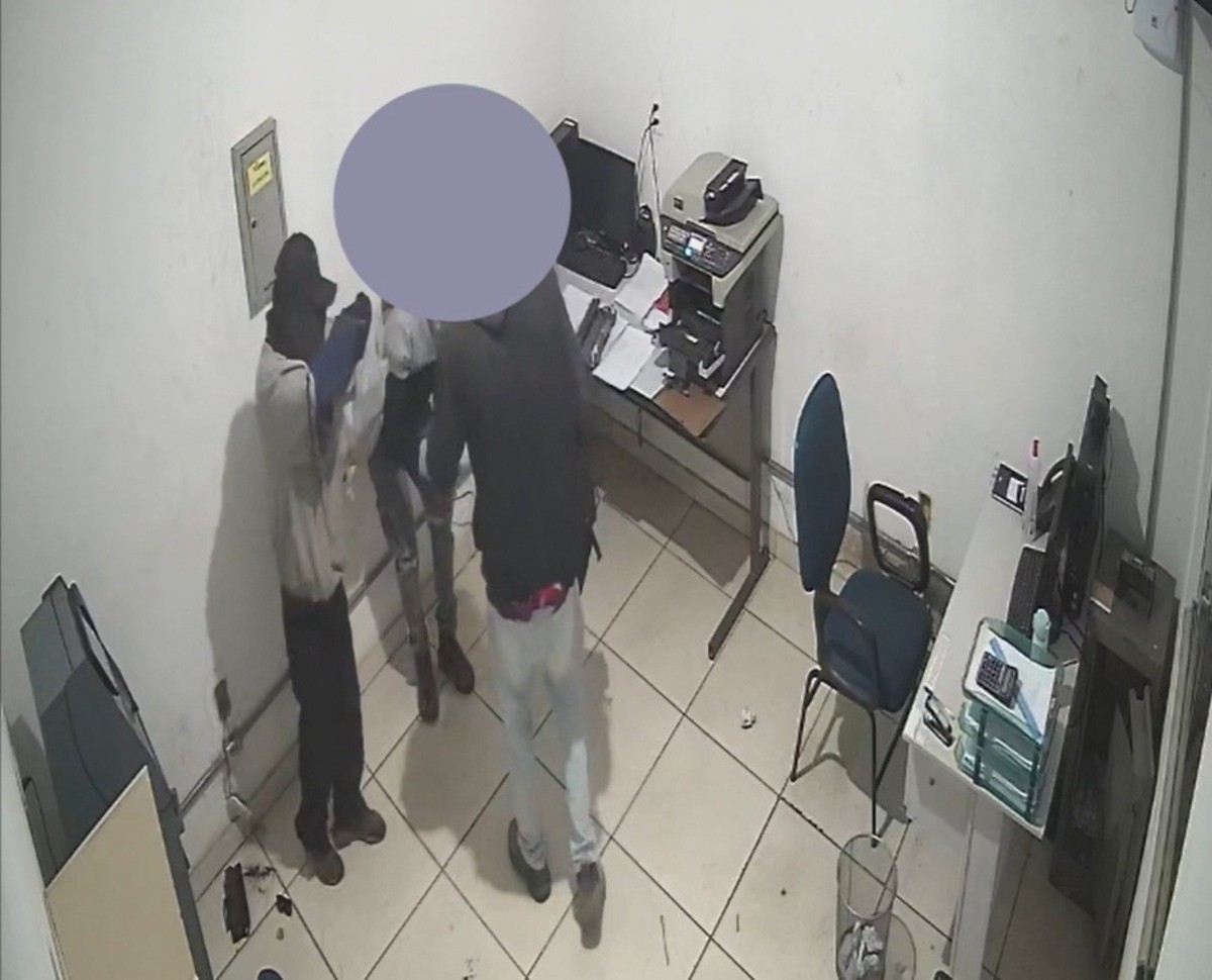 Vídeo mostra momentos de tensão vividos por funcionário em assalto a depósito de bebidas