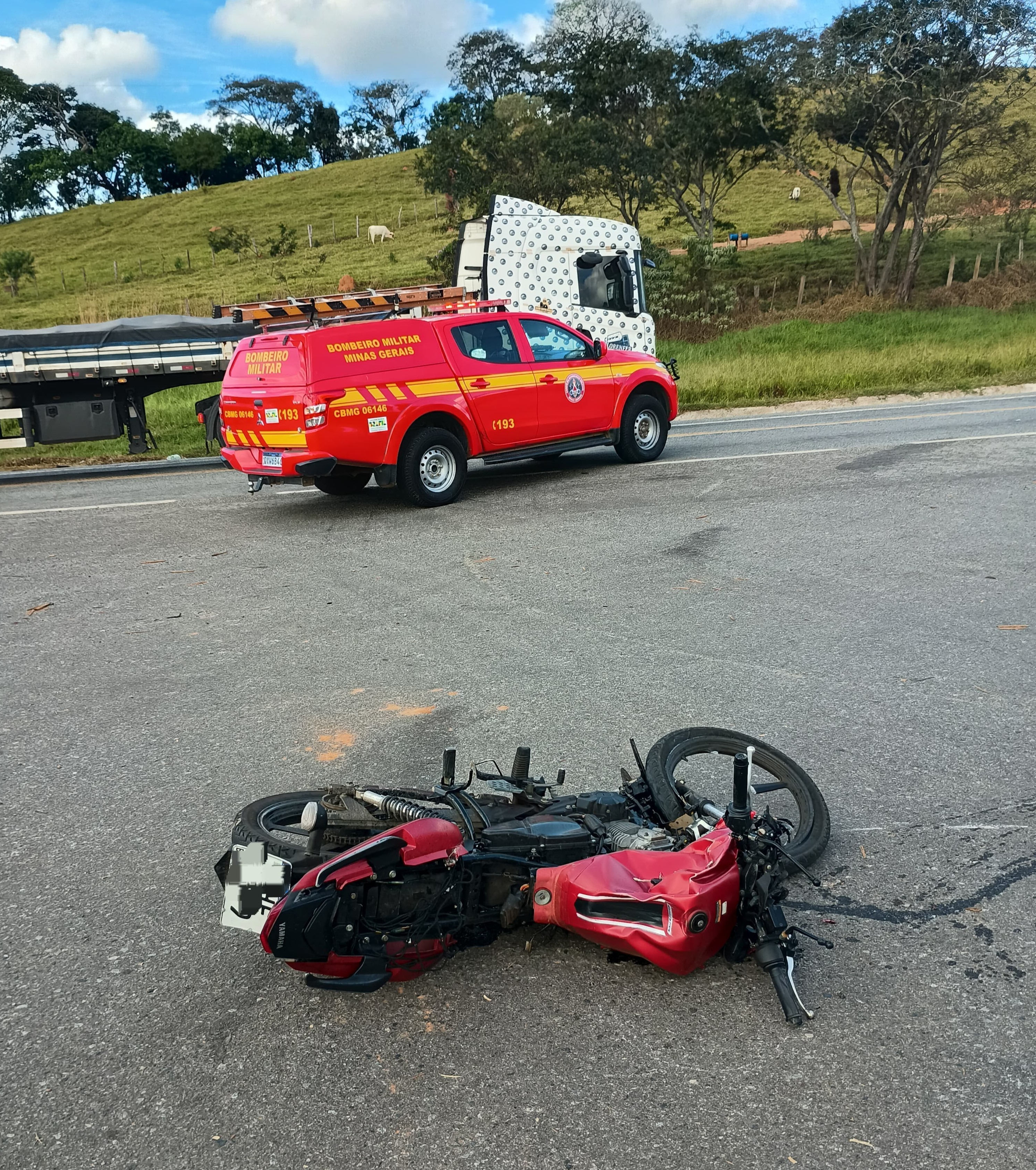 Mulher morre após acidente entre moto e caminhão na BR-494, em Oliveira