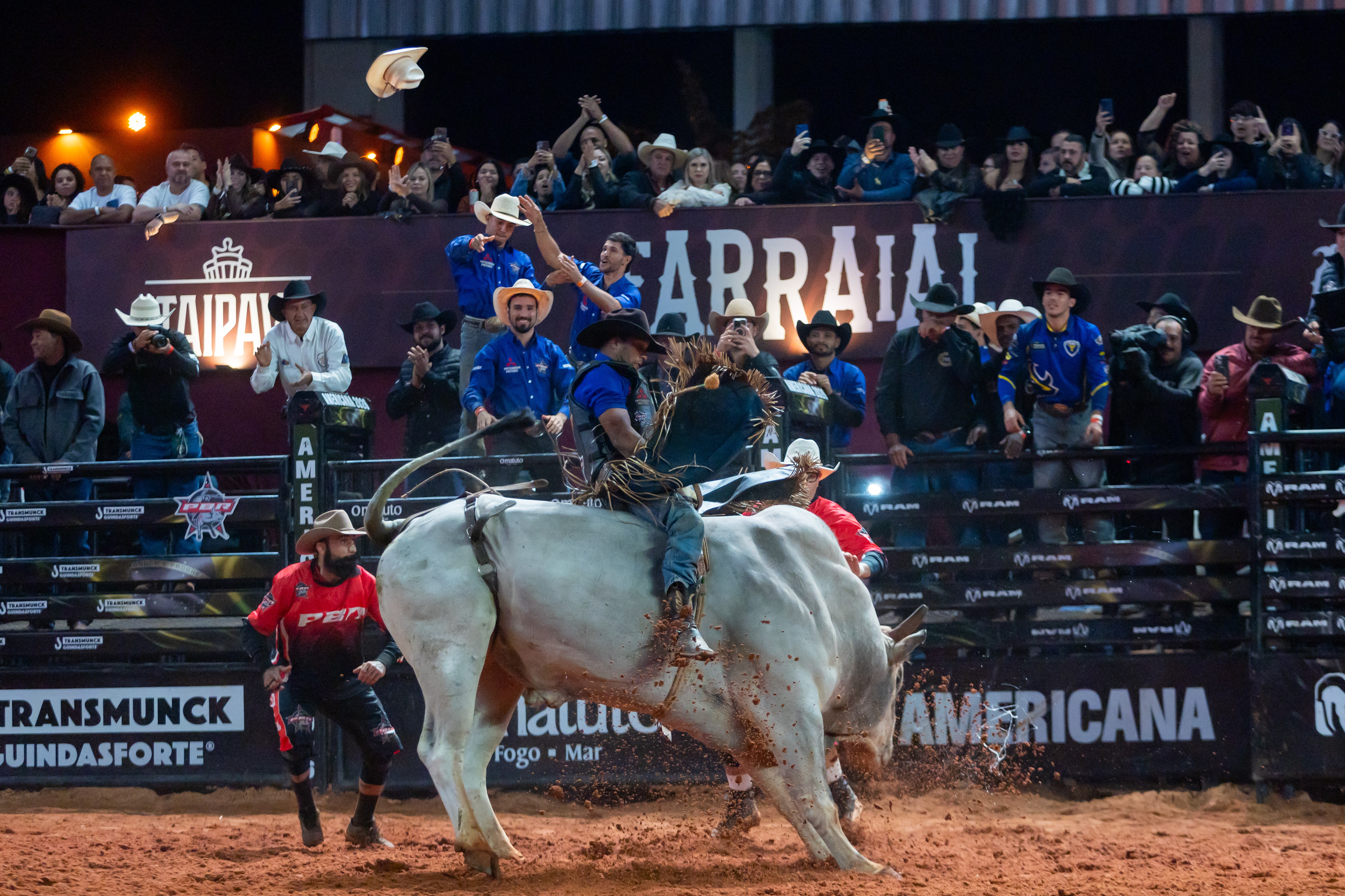 Alisson de Souza montou o touro Relíquia da Patroa no Round Final e conquistou o título da etapa da PBR da Festa do Peão de Americana, neste domingo (7) — Foto: Thomaz Marostegan