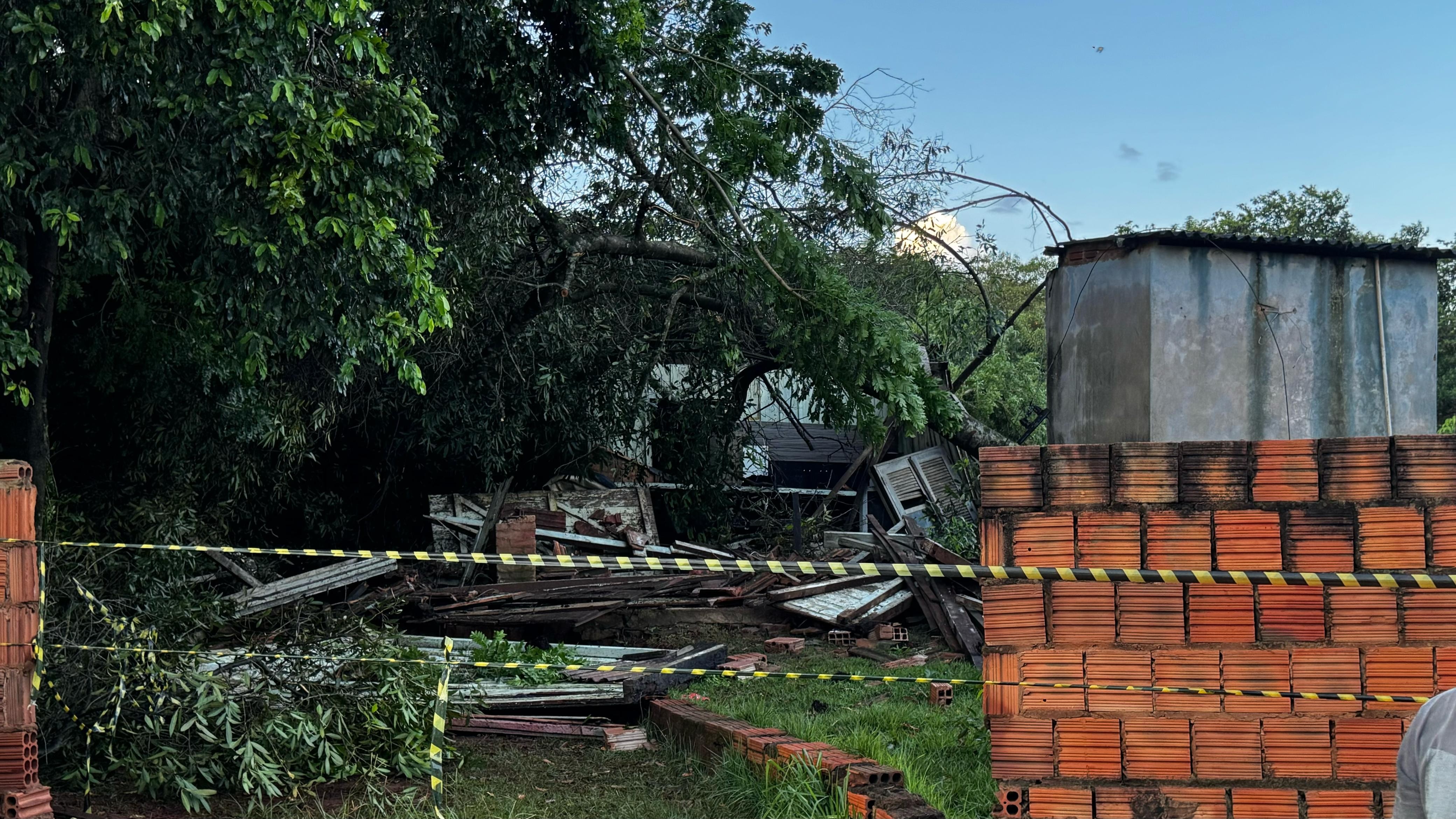 Jovem morre após árvore cair em casa de madeira e estrutura desabar durante temporal em Iepê