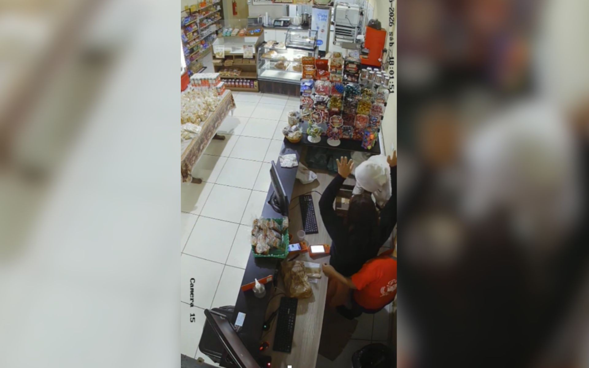 Homem assalta padaria, rende cliente e funcionários do caixa no interior de SP