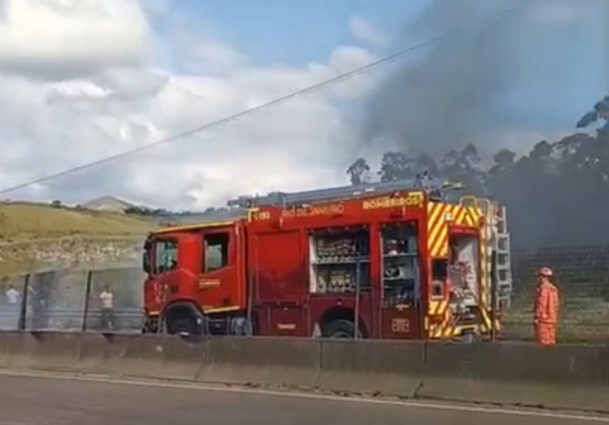 Caminhão com combustível explode, deixa mortos e interdita Via Dutra Veja vídeo
