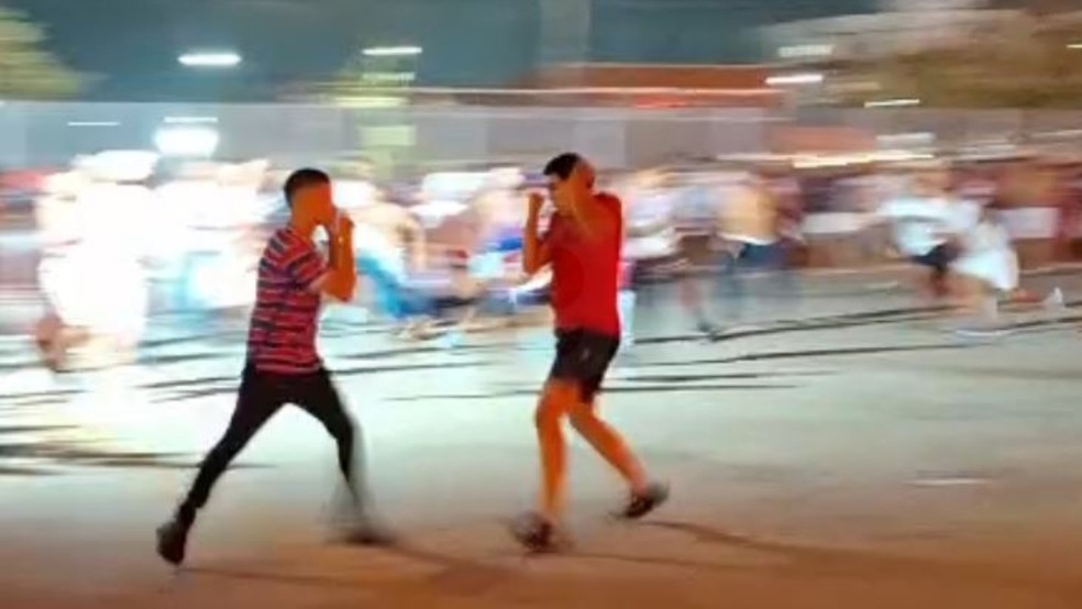 Torcedores se agrediram na saída do estádio, após a vitória do Fortaleza. — Foto: Reprodução