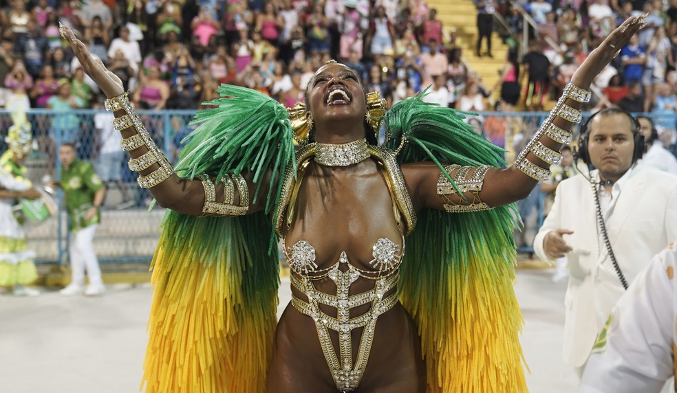 Iza, rainha de bateria da Imperatriz Leopoldinense, desfila no setor 1 — Foto: Marcos Serra Lima/g1