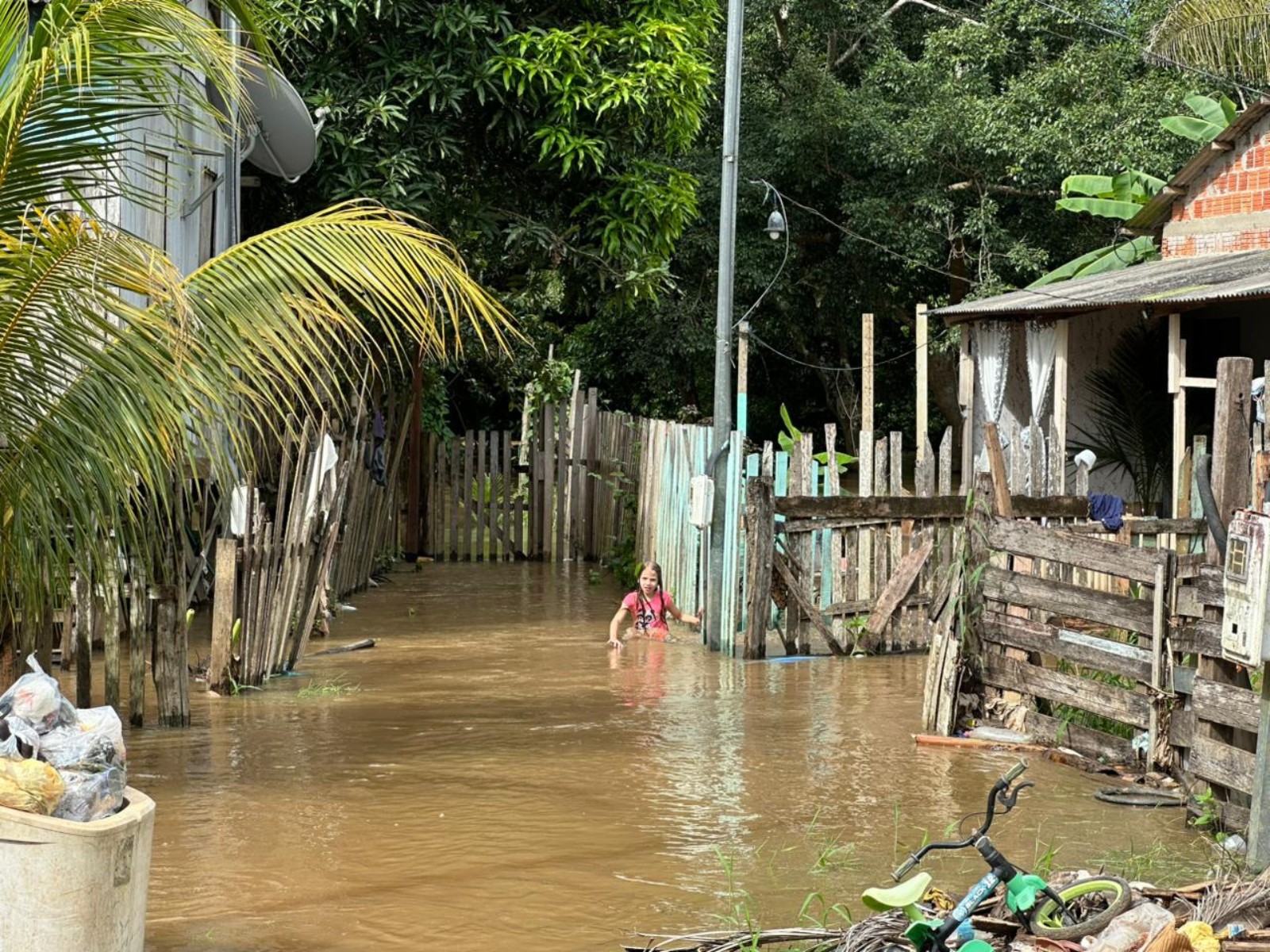 Enxurrada de igarapés atinge casas de dois bairros e uma vila em Rio Branco