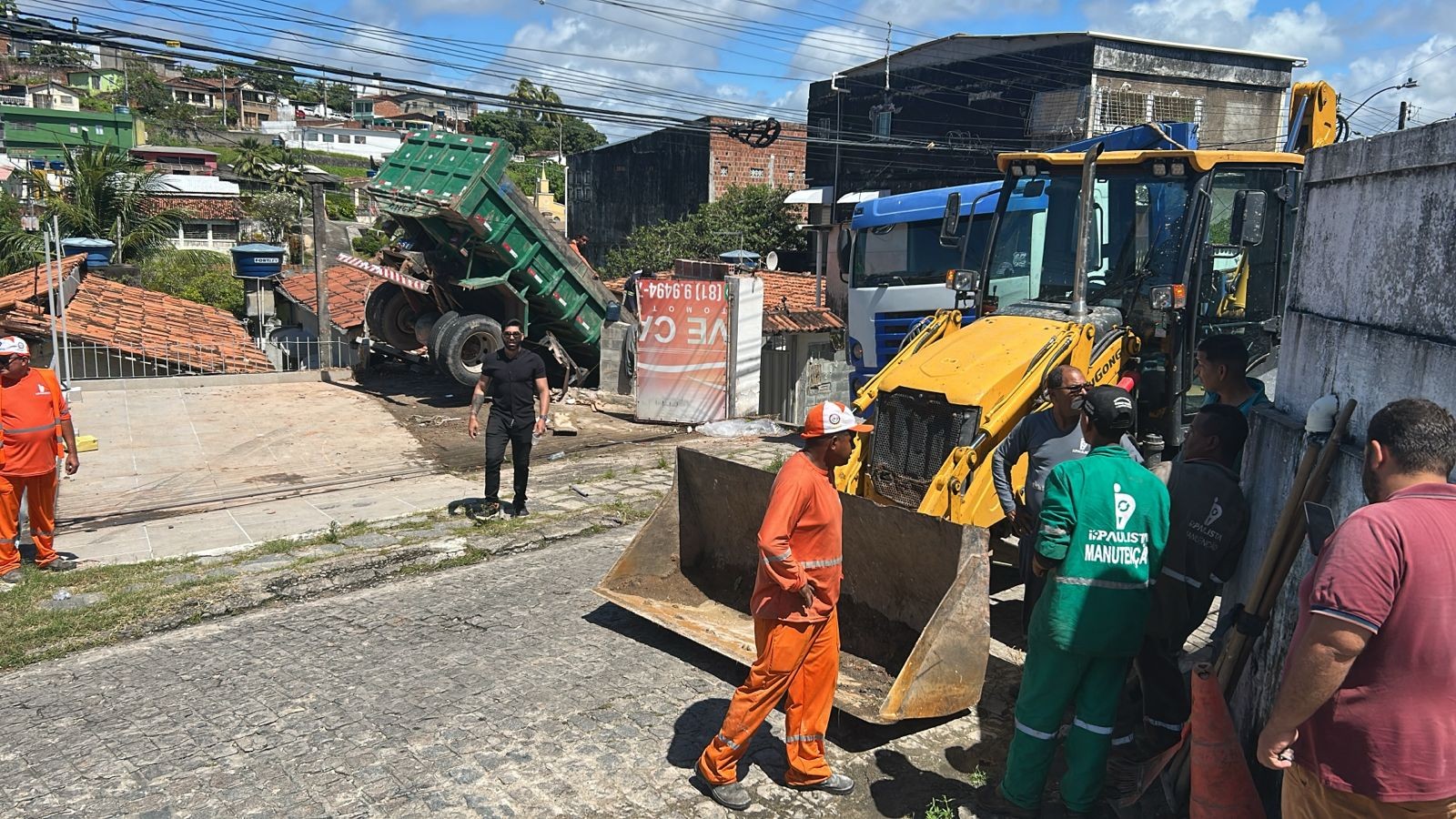 Caminhão da prefeitura invade duas casas e fica 'pendurado' para dentro de terreno em Paulista; VÍDEO 