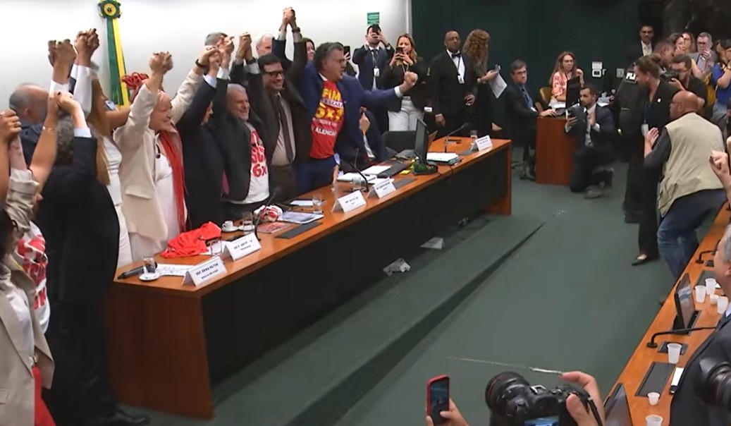 Comissão na Câmara aprova texto-base da PEC que acaba com a escala 6x1; deputados votam destaque
