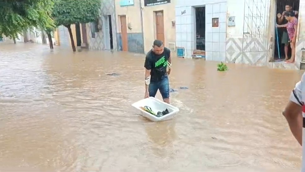 Chuvas alagam ruas e casas em diversas cidades do Ceará — Foto: Reprodução