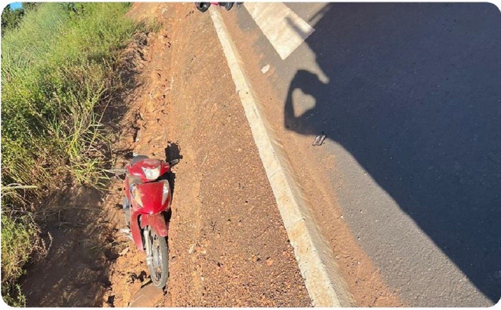 Idosa morre após perder controle de moto em curva e cair dentro de vala ...