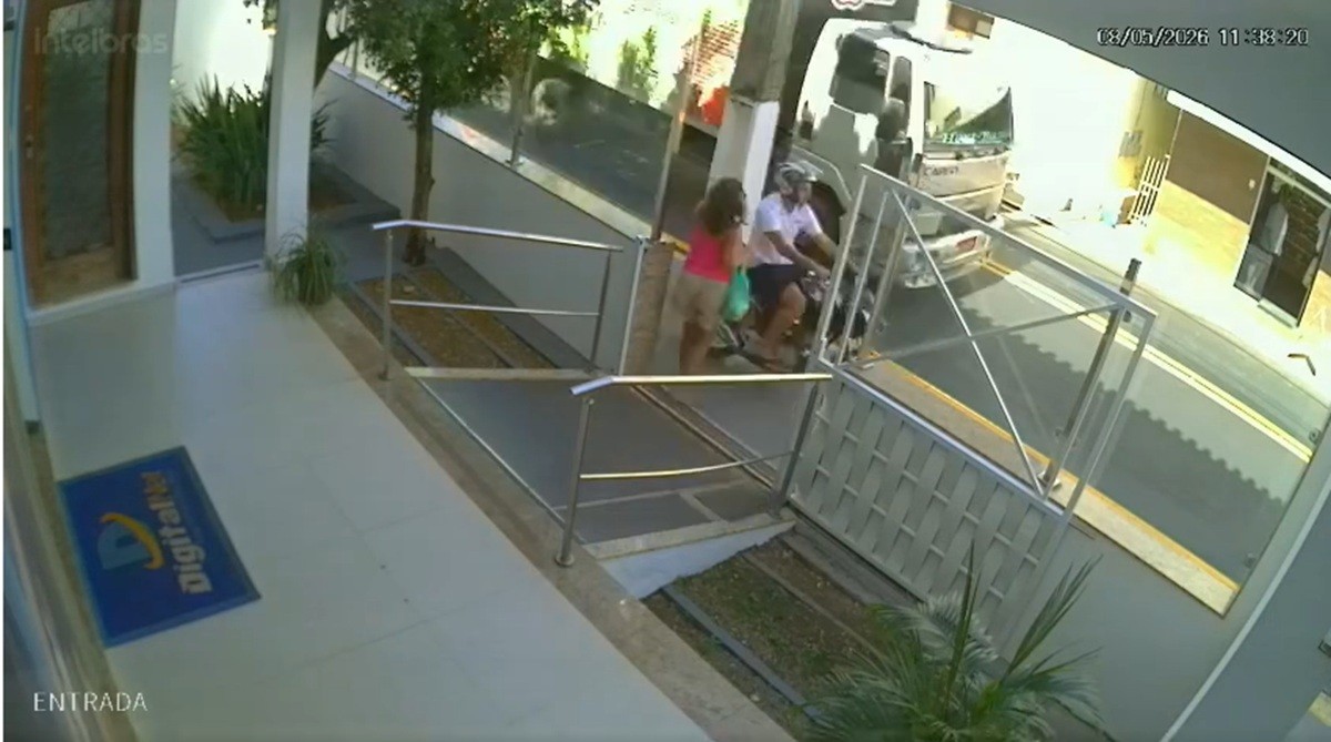 Motocicleta invade calçada e quase atinge pedestre em Natividade; VÍDEO