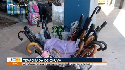 Comércio reforça estoque de guarda-chuvas e capas com chegada do período chuvoso