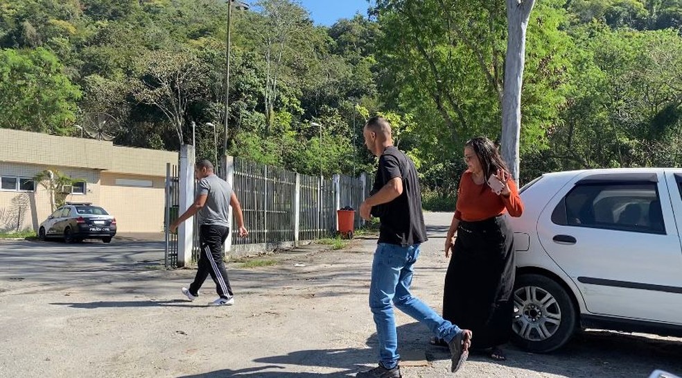 Familiares de Bryan Silva chegam ao IML — Foto: Rafael Nascimento/g1 Rio