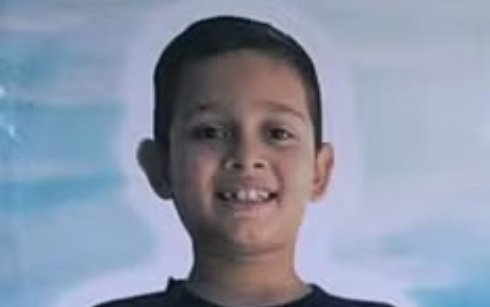 Mãe de menino morto em emboscada ao entregar lanche com o padrasto está dilacerada, diz parente