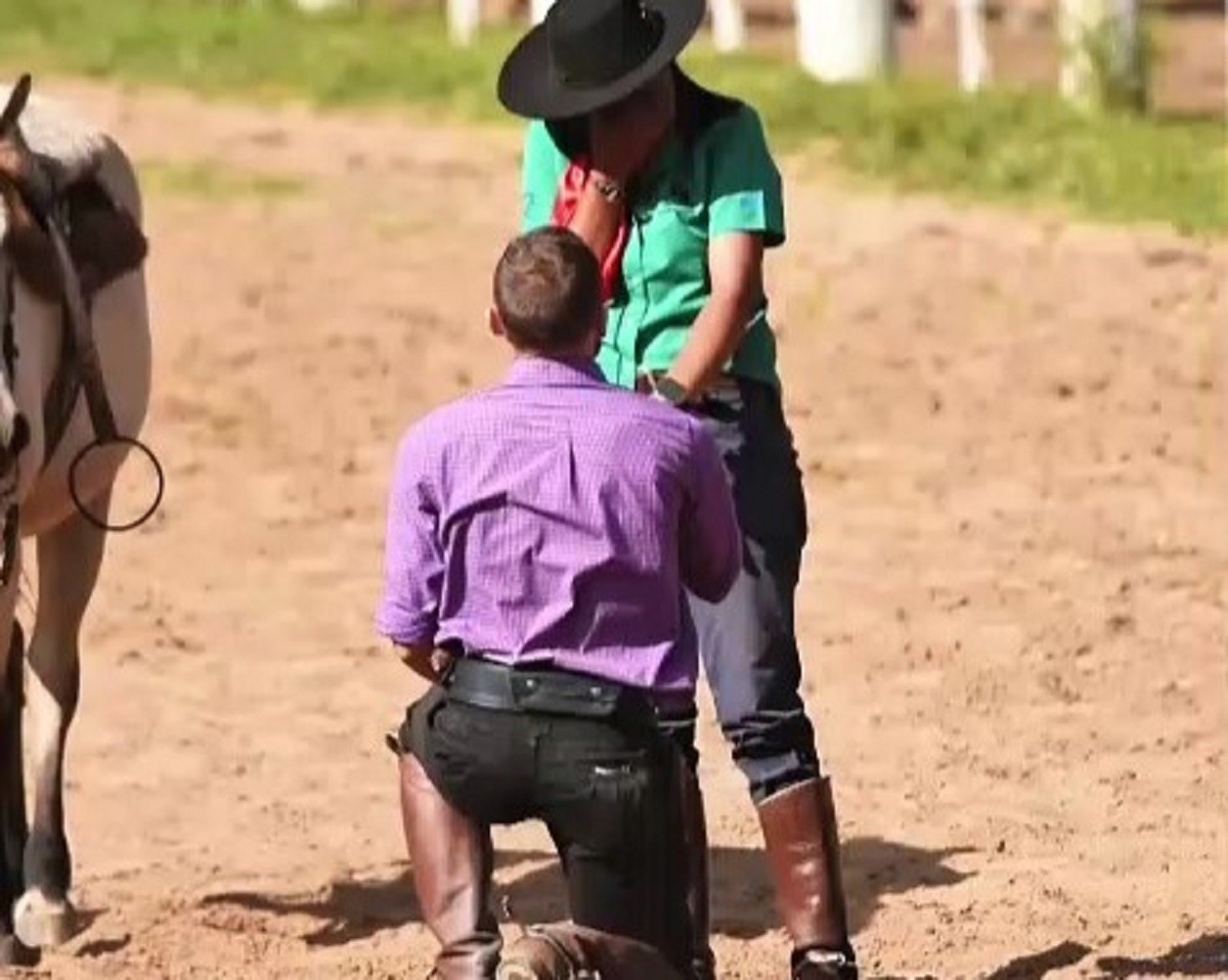 Laçador interrompe rodeio e pede namorada em casamento no RS