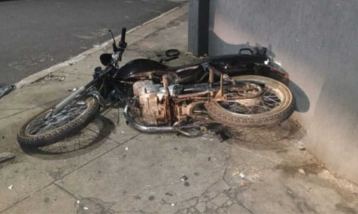 Motociclista morre após bater em carro e ser arremessado contra poste no Centro de Curvelo; VÍDEO