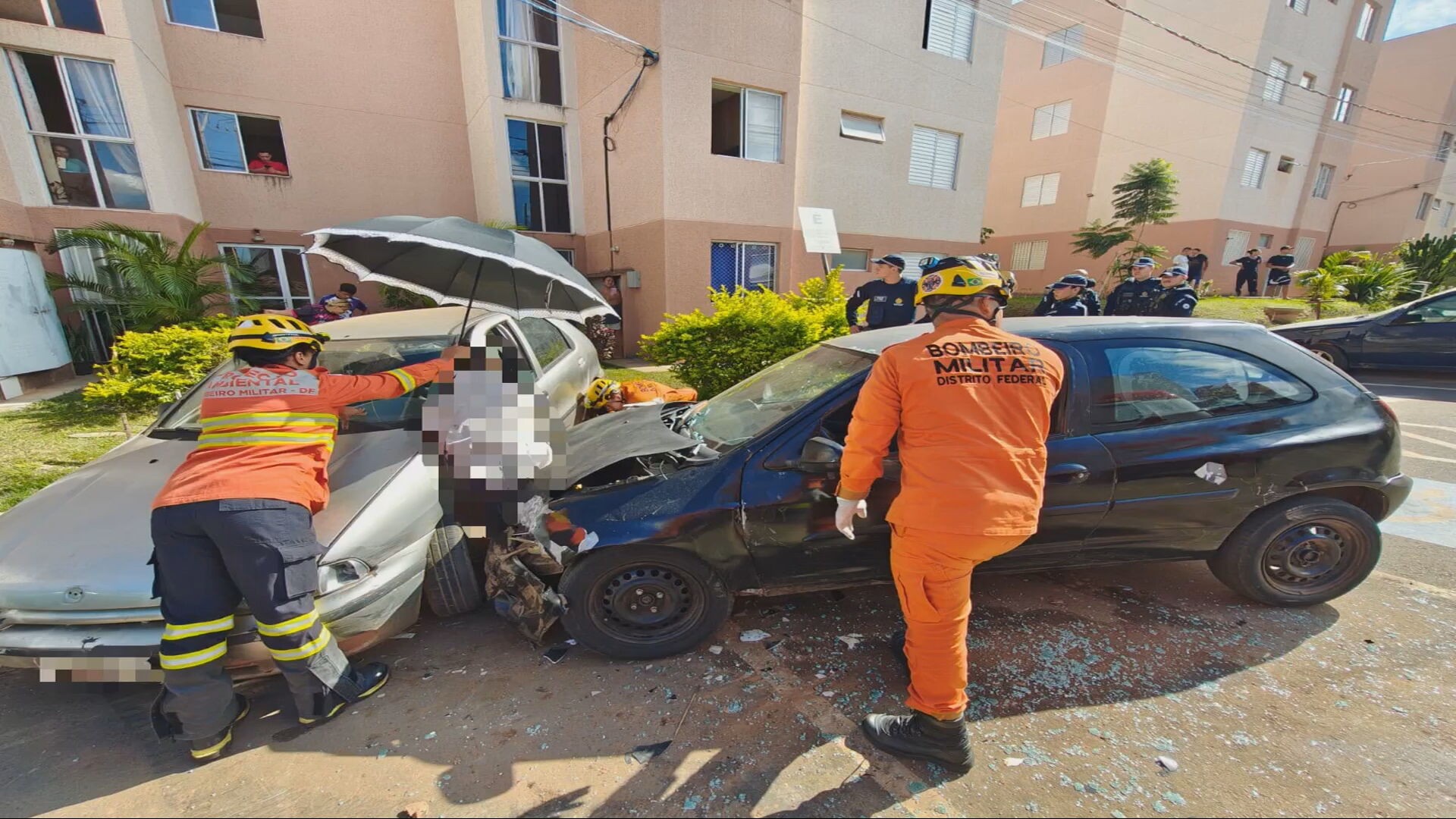 Homem é atropelado e fica prensado entre dois carros no DF; motorista foge do local