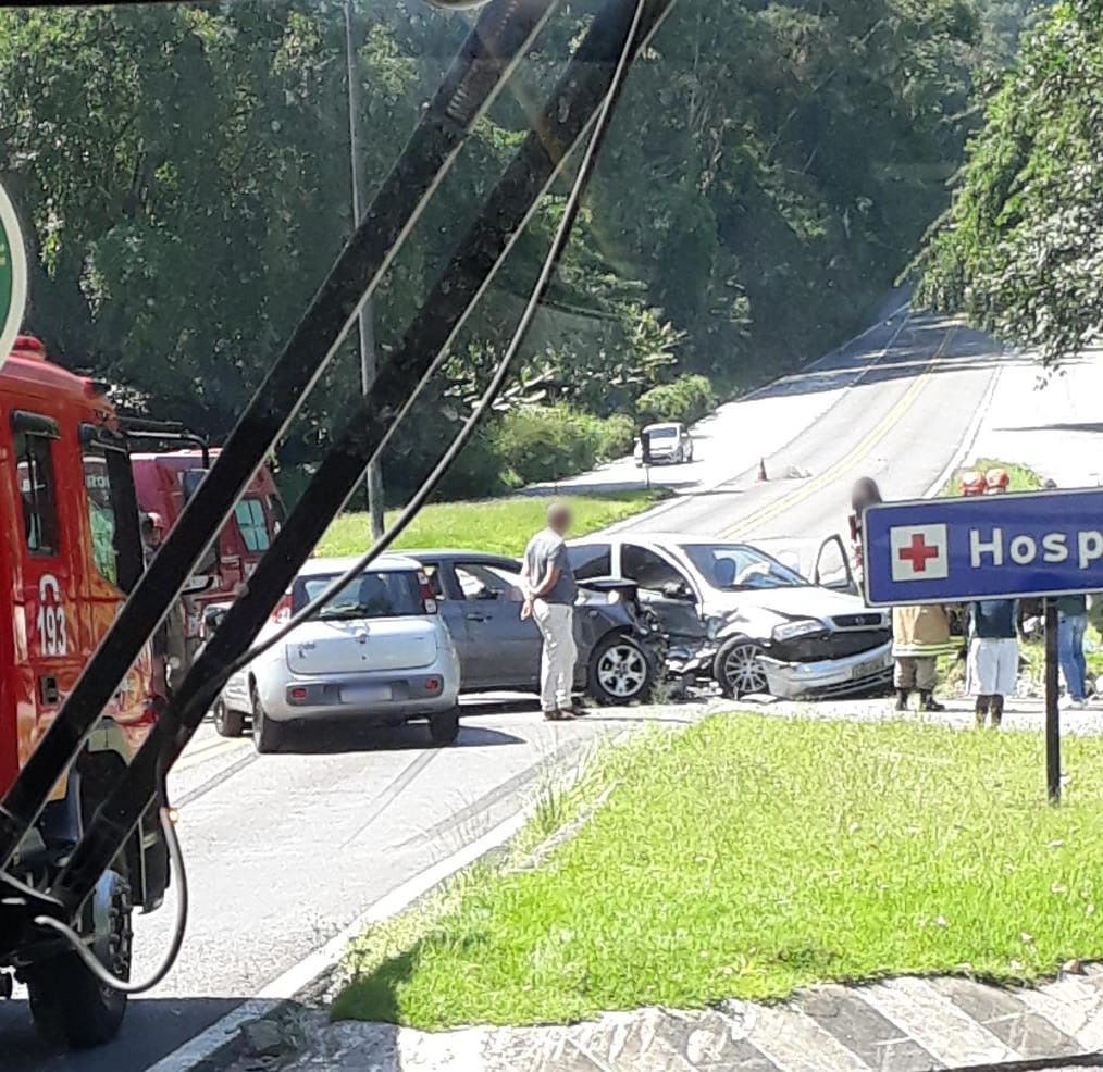 Mulher grávida e outras três pessoas ficam feridas em engavetamento na Rio-Santos