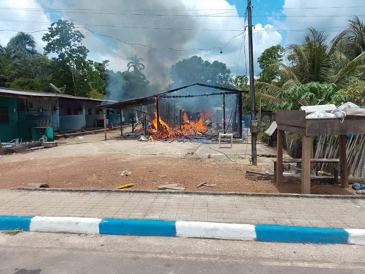 Casa pega fogo após criança brincar com isqueiro em Roraima