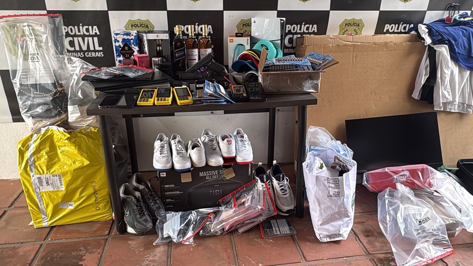 Polícia Civil desarticula quadrilha que aplicava fraudes bancárias e ‘sequestro’ de linhas telefônicas em MG, RJ e PR; cinco foram presos