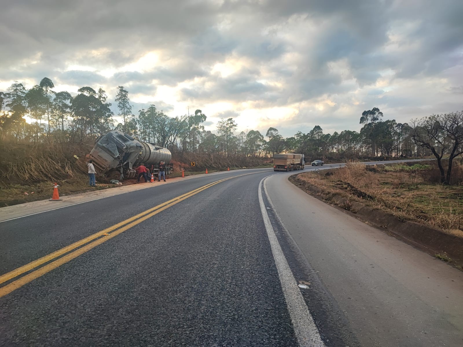 Batida entre carretas deixa motorista morto na BR-262, em Córrego Danta 
