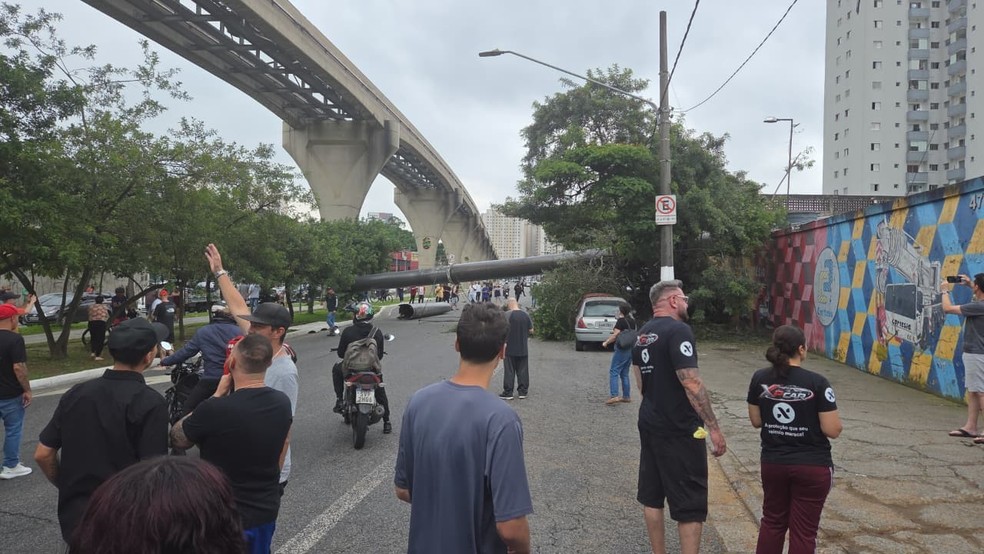 Guindaste que caiu sobre via do monotrilho e depois na avenida &mdash; Foto: TV Globo