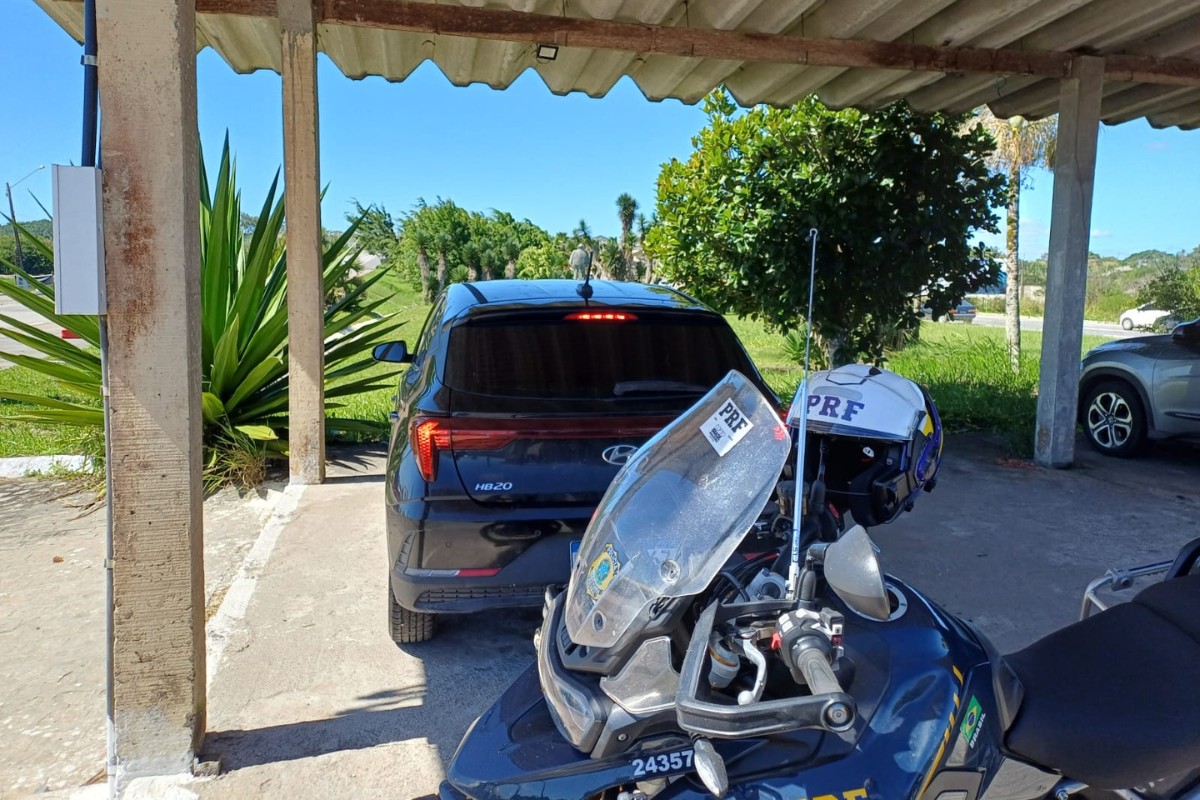 Homem compra carro roubado por R$ 18 mil e é detido pela PRF na BR-232, em Gravatá
