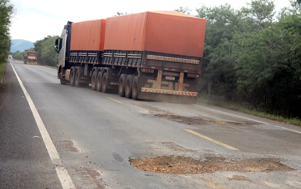 Carreta tenta desviar de buracos na pista da BR-267, entre Jardim e Porto Murtinho, em imagem feita na semana passada — Foto: Silvio Andrade