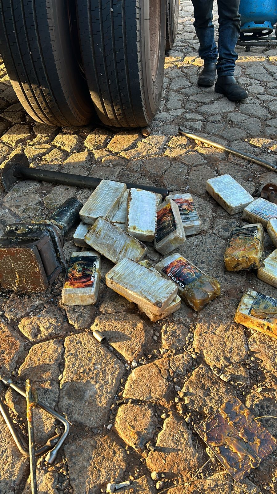 Motorista paraguaio é preso em flagrante com mais de 90kg de cocaína escondidos em caminhão