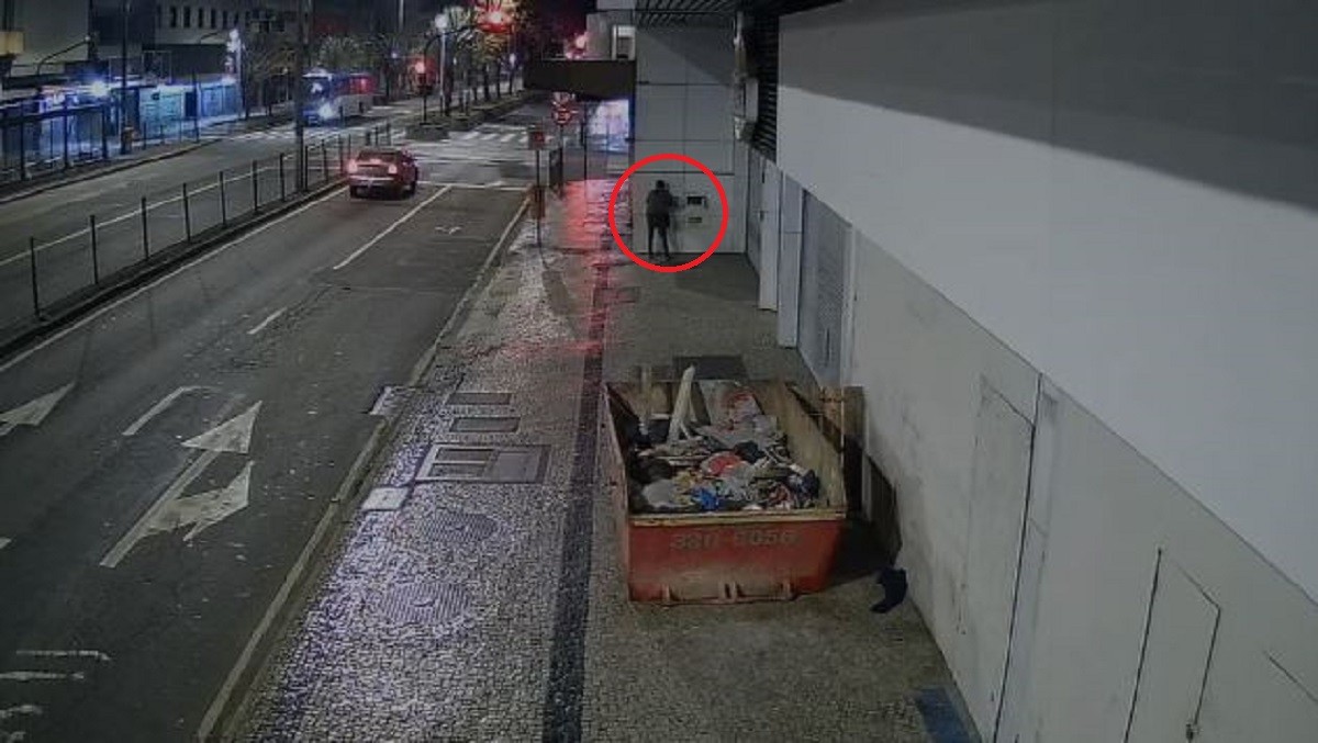 VÍDEO: Homem é preso após furtar hidrômetro de prédio no Centro de Juiz de Fora