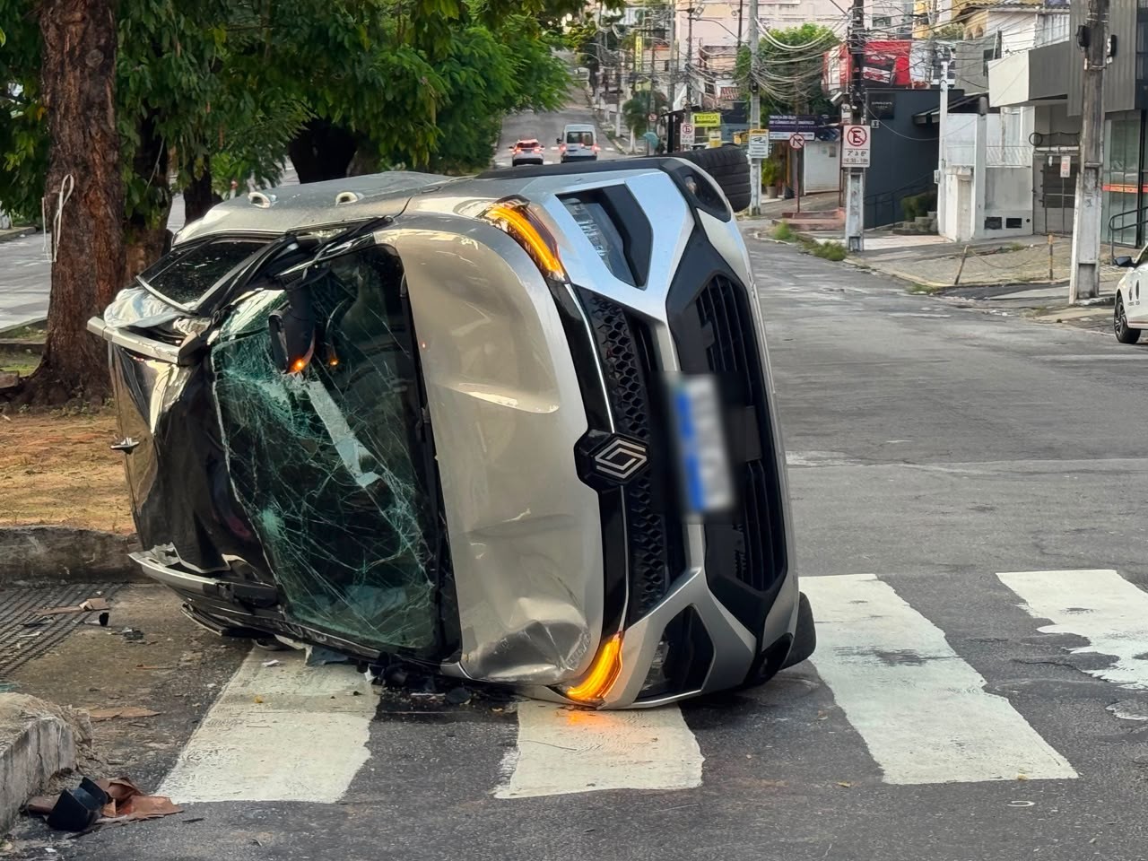Motorista fica preso às ferragens após acidente com capotamento em Natal 