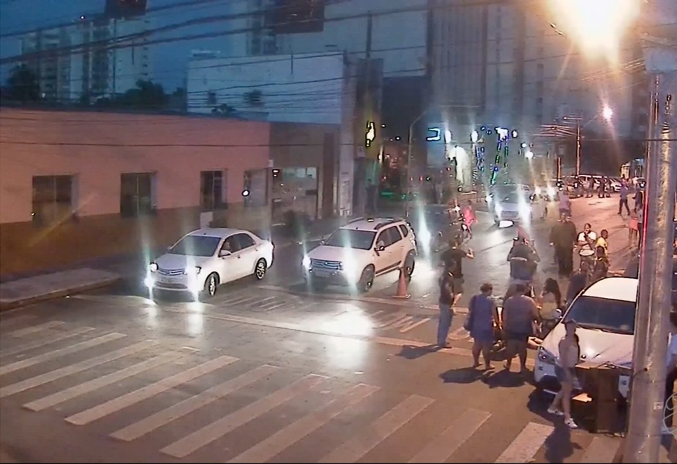 Acidente foi registrado na frente de uma boate sertaneja — Foto: TVCA/Reprodução