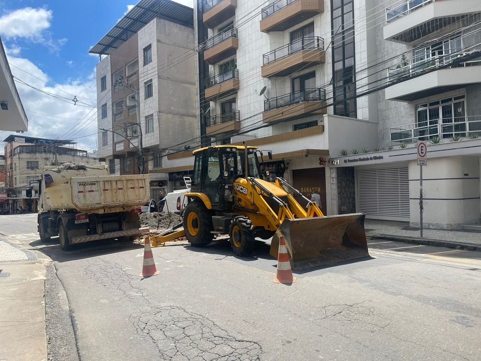 Rua São Mateus também foi fechada por causa de uma erosão em Juiz de Fora — Foto: Aline Maia/TV Integração