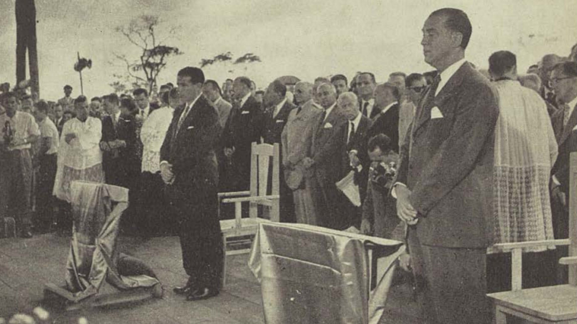Primeira missa de Brasília reuniu mais de 15 mil pessoas, recebeu mensagem do papa e teve discurso de JK; veja FOTOS