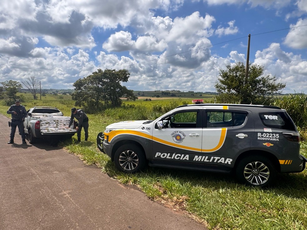 Motorista é preso ao dirigir caminhonete lotada de cigarros contrabandeados em Mirante do Paranapanema (SP) — Foto: Reprodução/Polícia Rodoviária
