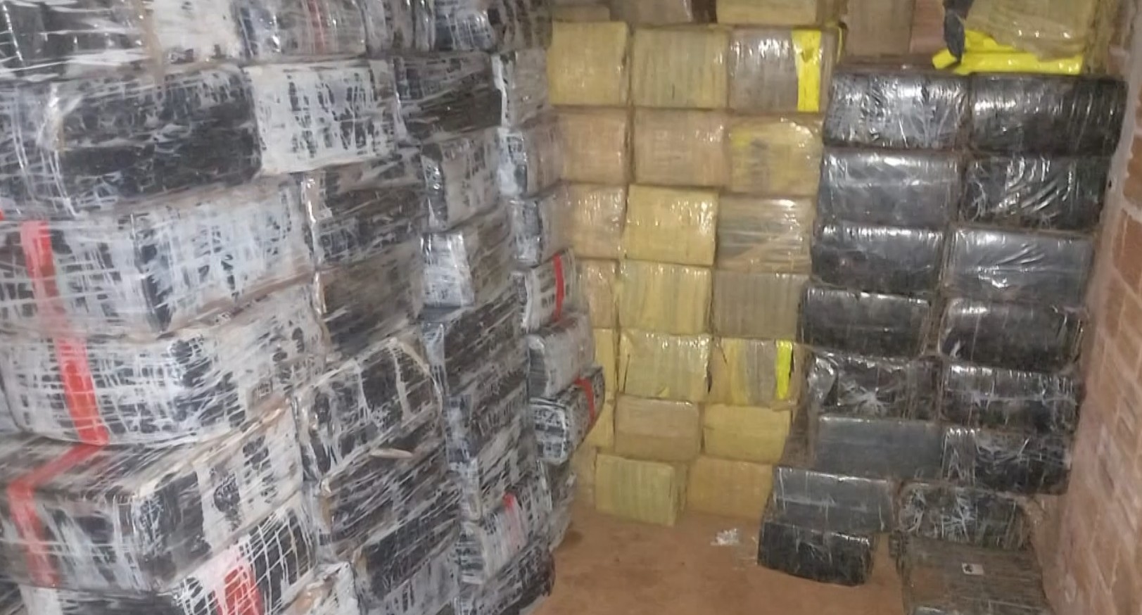 Bunker com 3,5 toneladas de droga é descoberto no Paraná após policiais perceberem entrada de embarcações