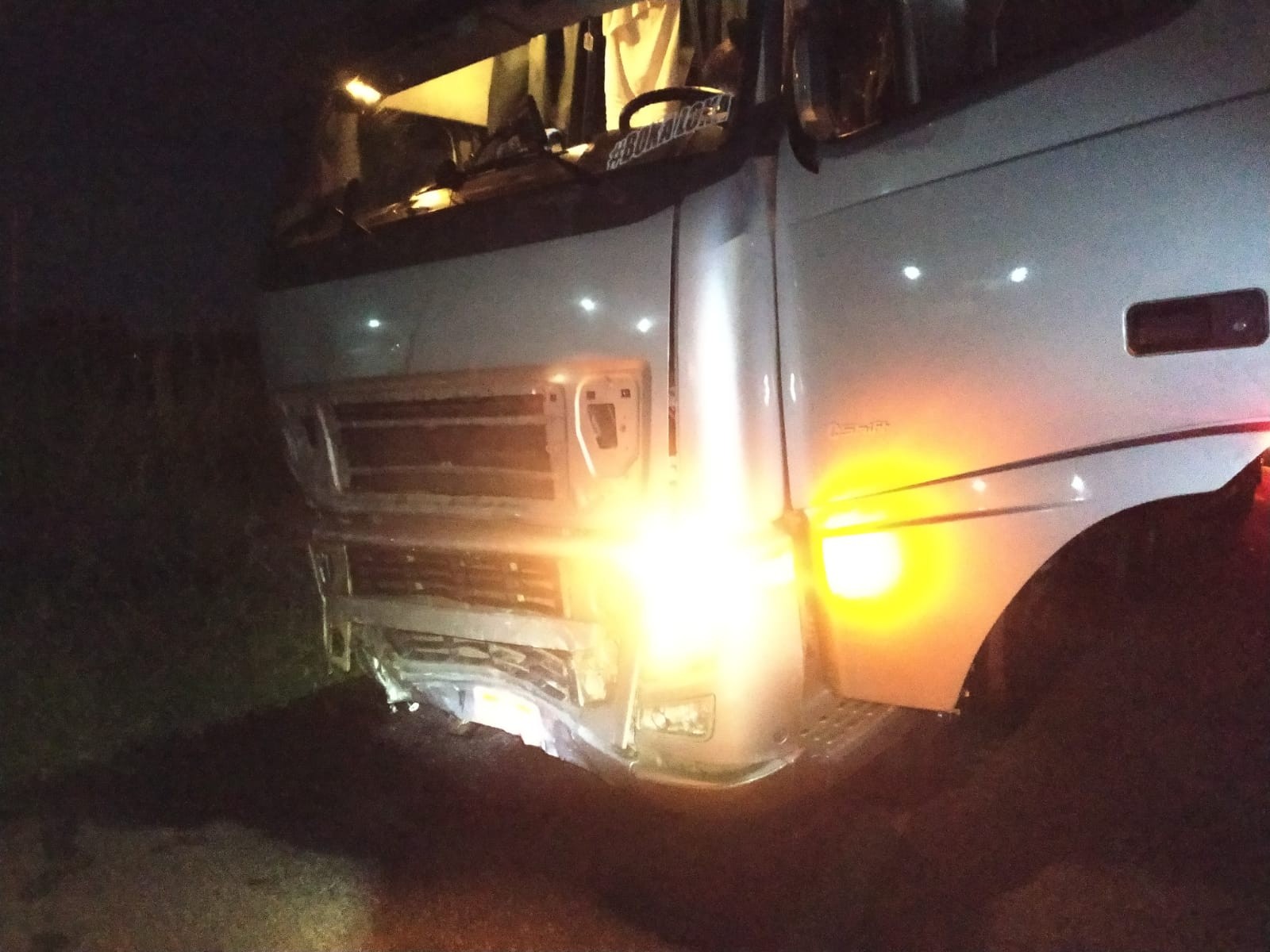 Idoso de 71 anos fica gravemente ferido em colisão de dois caminhões na BR-230 em Oeiras, Sul do Piauí