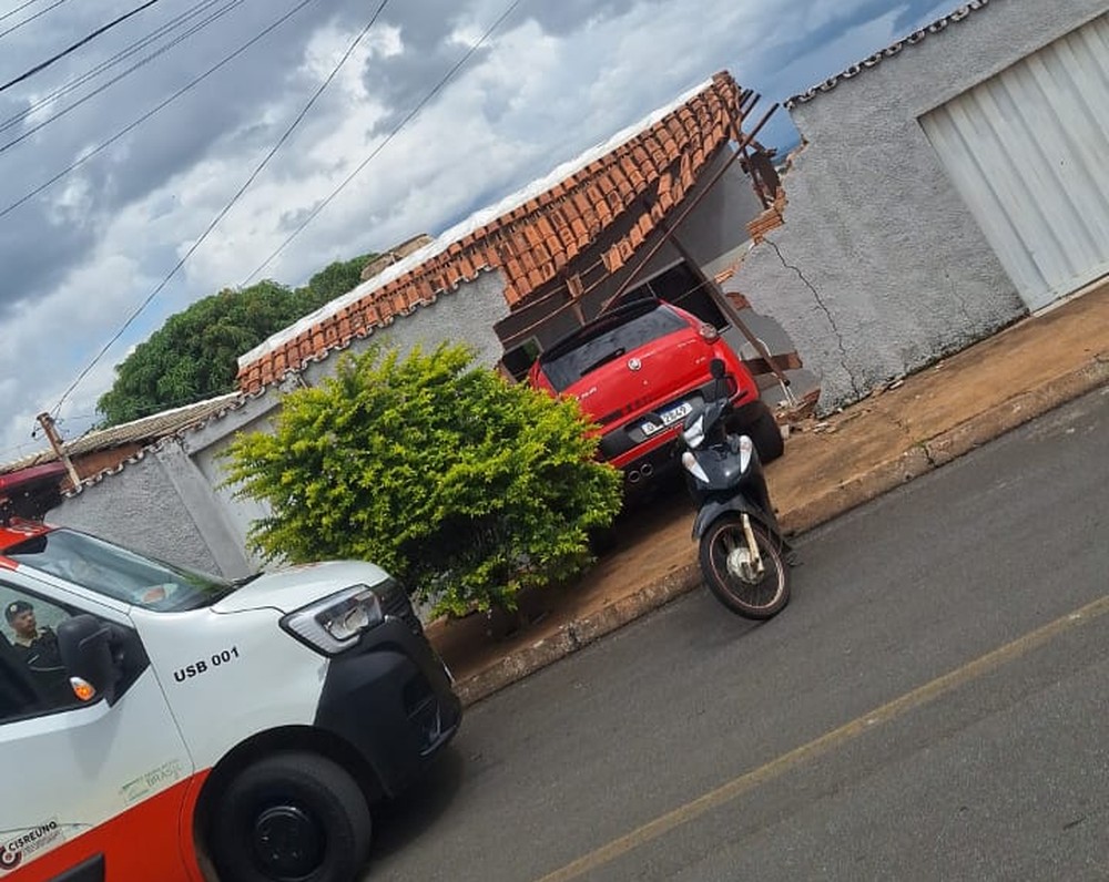Motorista perde controle da direção e carro destrói fachada de casa em Patos de Minas