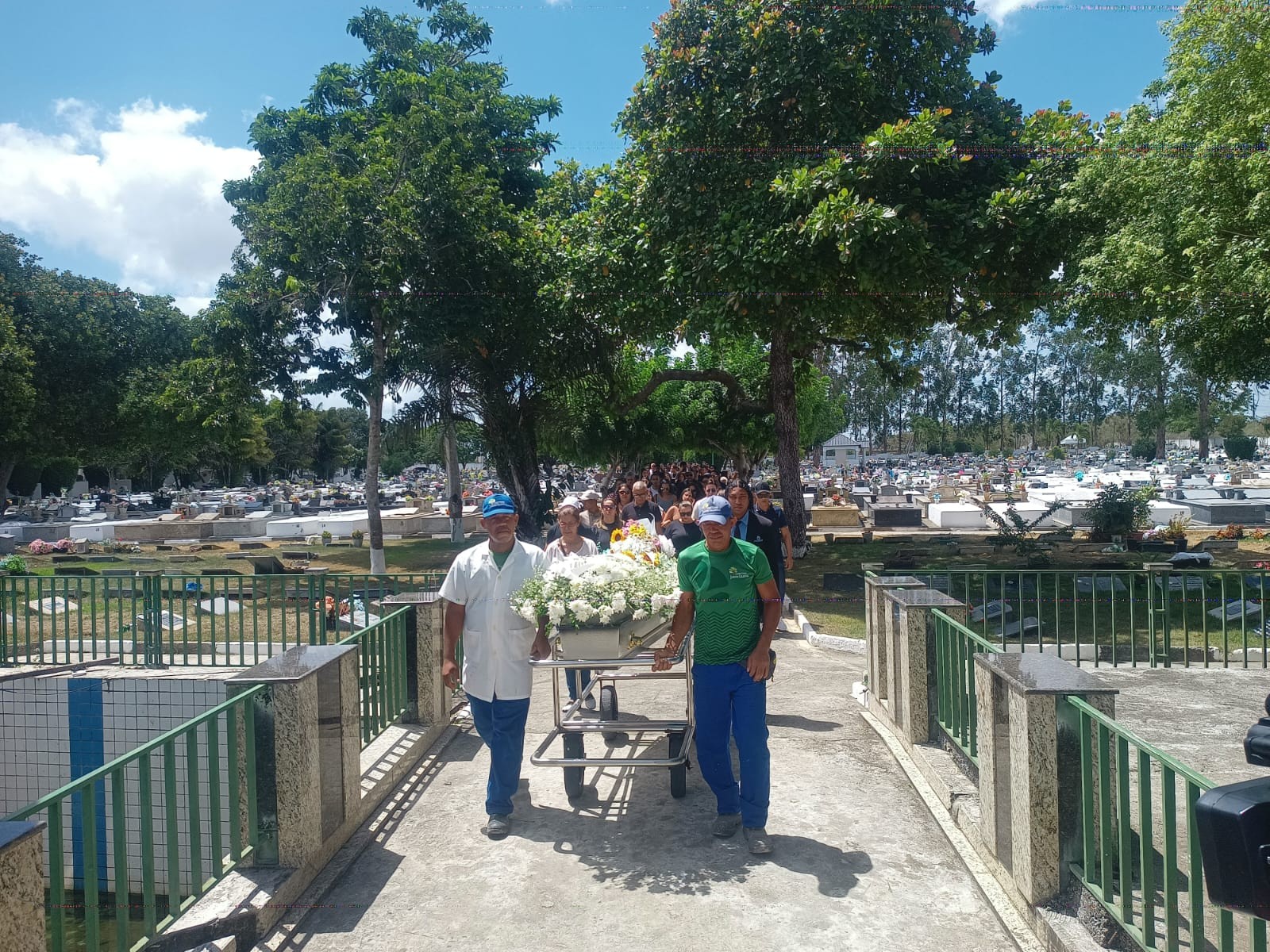 Jovem baleado na cabea a caminho do trabalho  enterrado em Feira de Santana: 'tinha corao maravilhoso'